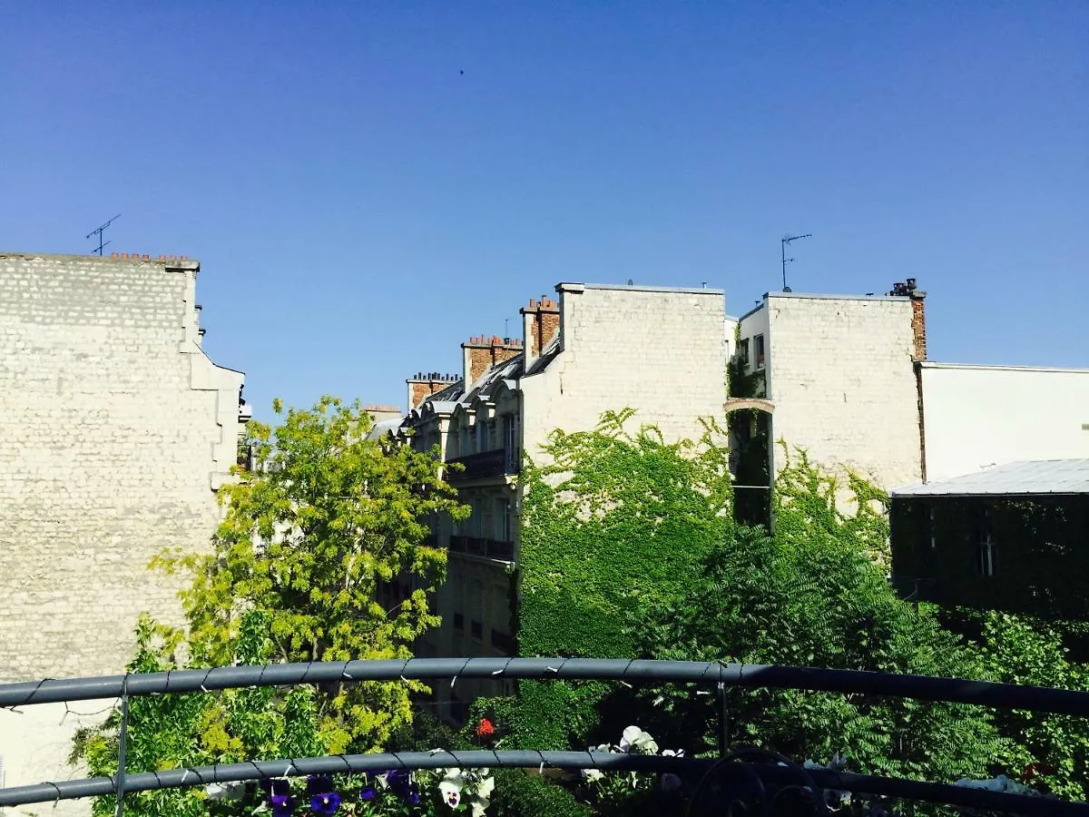 52 Clichy - D'hotes Bed & Breakfast